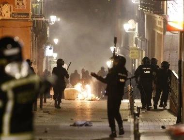 Βίντεο: Αφρικανοί μετανάστες τα έσπασαν στο κέντρο της Μαδρίτης